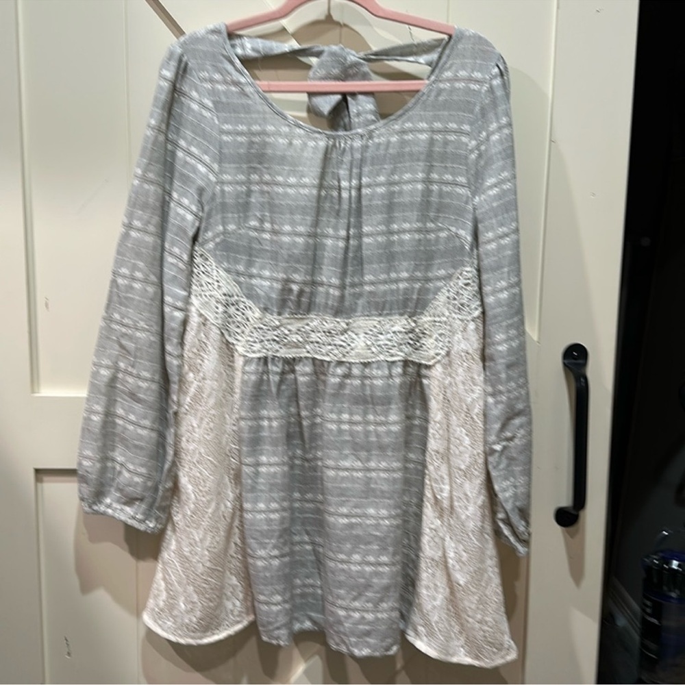 Nwt Ryu boutique brand. Gray and Cream Women's Top. Size large
